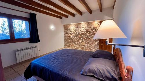 ein Schlafzimmer mit einem Bett mit einer Lampe in der Unterkunft Casa Margherita in Alquézar