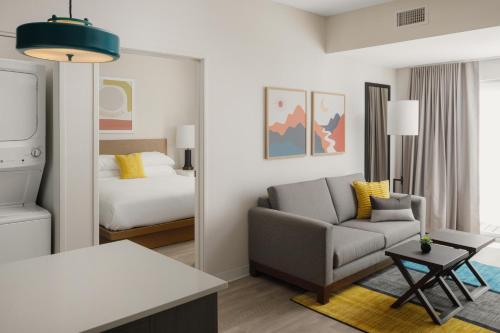 土桑的住宿－WaterWalk Tucson，带沙发的客厅和卧室