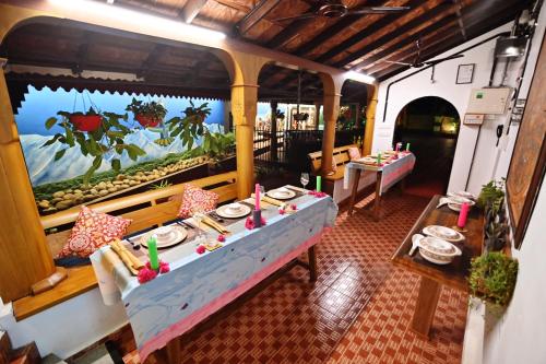 een restaurant met een tafel met borden eten bij The Beach Cottage Kappad in Kozhikode