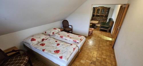 sypialnia z 2 łóżkami w pokoju w obiekcie Penzion Ustie w Trzcianie