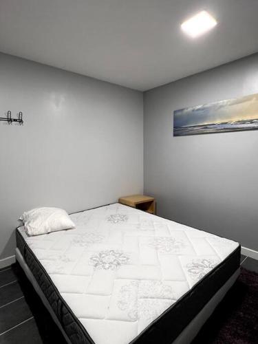 une chambre avec un grand lit blanc dans une pièce dans l'établissement Maison indépendante de vacances HARDELOT PLAGE, à Neufchâtel-Hardelot