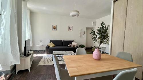 un salon avec une table et un canapé dans l'établissement L'écrin de Saint-Cyr, à Nevers