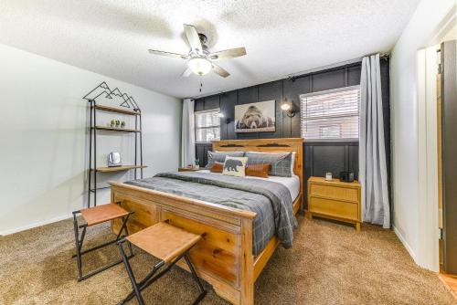- une chambre avec un lit et un ventilateur de plafond dans l'établissement Cozy Ruidoso Condo about 15 Mi to Ski Apache!, à Ruidoso