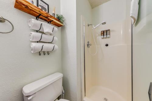 La salle de bains est pourvue d'une douche, de toilettes et de serviettes. dans l'établissement Cozy Ruidoso Condo about 15 Mi to Ski Apache!, à Ruidoso
