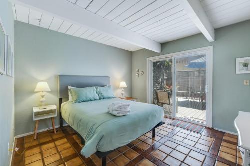 1 dormitorio con 1 cama y balcón en Moosehead Manor en Aptos