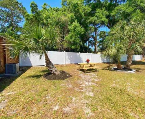 Κήπος έξω από το *NEW*Sunshine Gorgeous- 3BD/2BA -Private Backyard!