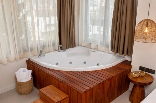 安塔利亞的住宿－AZUU BOHEM HOTEL，带浴缸和窗户的浴室