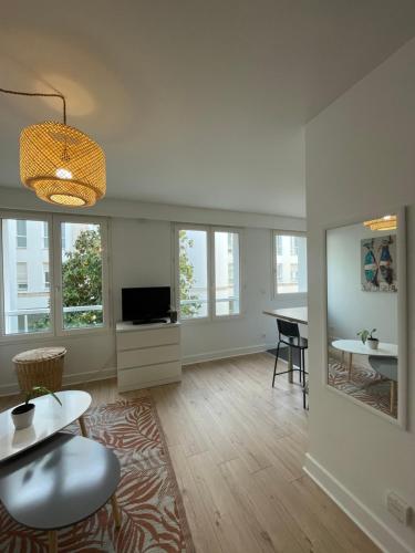 a living room with a television and a table at Hyper Centre Port La Rochelle in La Rochelle