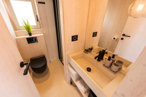 uma casa de banho com um lavatório e um espelho em BUQEZ RESORT, Vila 51 em Drage