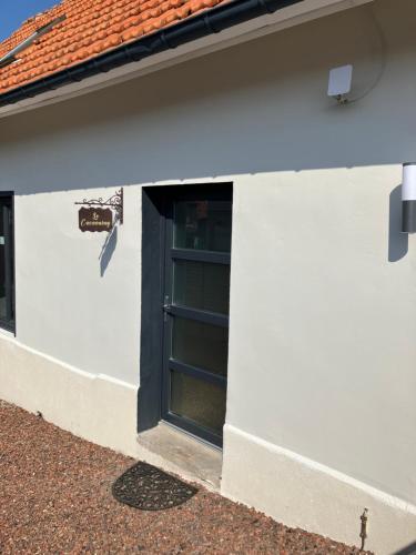 a window in a white building with a blue door at Le cocooning in Friaucourt