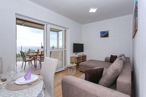 TV a/nebo společenská místnost v ubytování Apartments Poljak