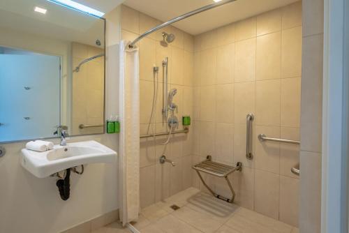 a bathroom with a sink and a shower at Holiday Inn San Jose La Sabana by IHG in San José