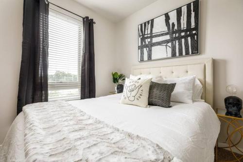 Un pat sau paturi într-o cameră la Fun & trendy condo close to downtown and the beach