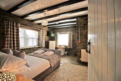 um quarto com uma cama grande e uma janela em Birches Brow Boutique Guest Rooms em Aughton