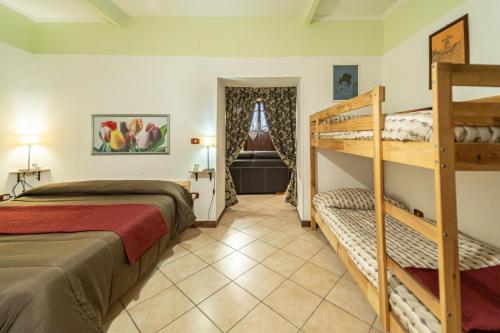 een slaapkamer met 2 stapelbedden en een trap bij Casarella Chiara in Napels