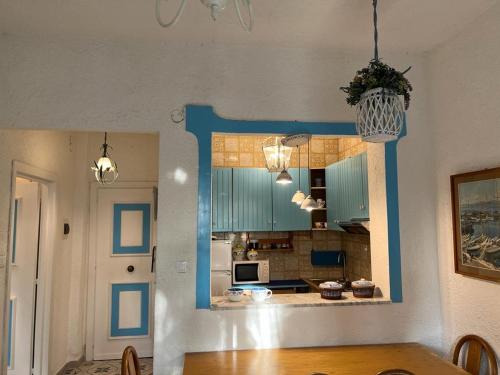 イスキアにあるSanta Caterinaのキッチン(青いキャビネット、テーブル付)