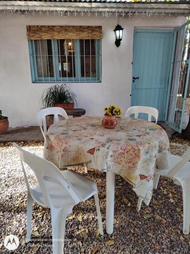 サン・ラファエルにあるChalet Los Troncosの家の前の椅子