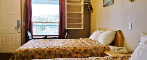 Postel nebo postele na pokoji v ubytování Alpine Motel