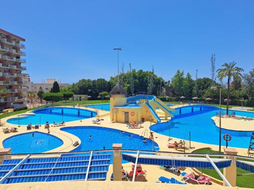 una grande piscina con persone in un parco acquatico di Minerva Red Sun Studio a Benalmádena