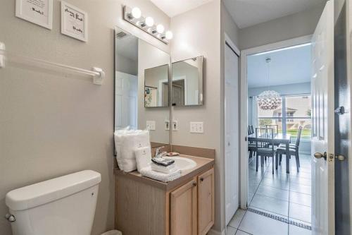 uma casa de banho com um WC e um lavatório em Private House with Pool - Disney Area - Lake Berkley em Kissimmee