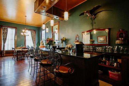 een bar met een stel stoelen in een kamer bij The Lasker Inn in Galveston