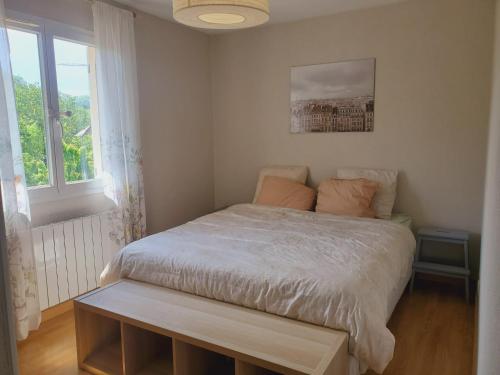 - une chambre avec un lit dans une pièce dotée d'une fenêtre dans l'établissement Maison Gradina - Séjour à Annecy entre lac et montagne, à Metz-Tessy