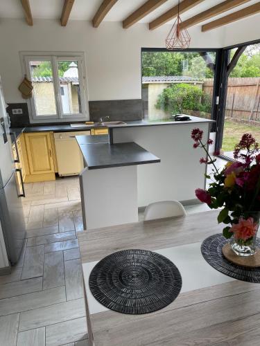 une cuisine avec comptoirs blancs et comptoir dans l'établissement la secondaire, à Siorac-en-Périgord