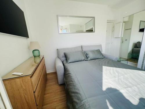 une petite chambre avec un lit et un miroir dans l'établissement Suite vue Montmartre & balcon, à Paris