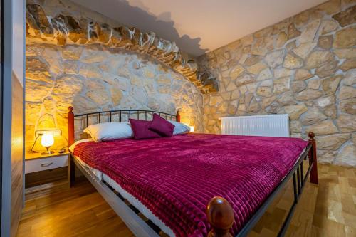 En eller flere senge i et værelse på Villa Rocca