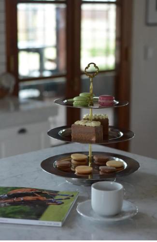 Una mesa con dos platos de postre y una taza de café. en Rancho Contento Polo House, en Cañuelas