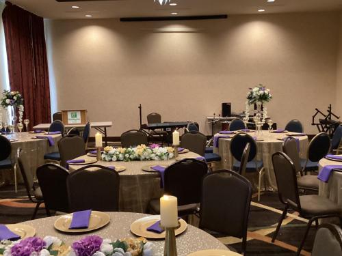 een vergaderzaal met tafels, stoelen en kaarsen bij Holiday Inn Vicksburg, an IHG Hotel in Vicksburg