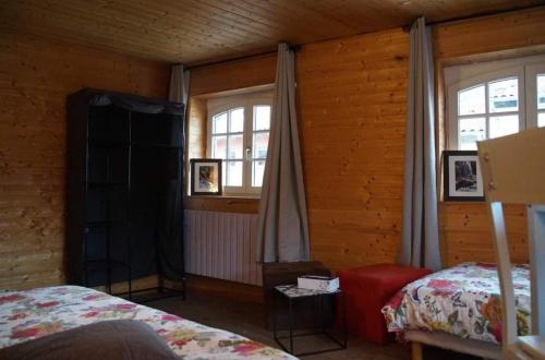 um quarto com 2 camas e 2 janelas em Agapi em Le Puy-en-Velay