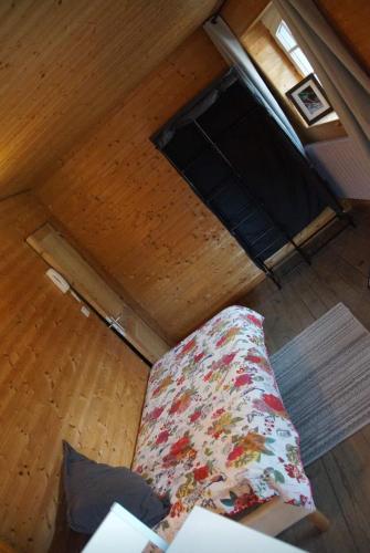 - un canapé dans le salon dans l'établissement Agapi, au Puy-en-Velay