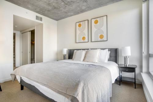 ein weißes Schlafzimmer mit einem großen Bett und einem Fenster in der Unterkunft Lower Nob Hill 1BR w Gym Lounge WD CVS onsite SFO-788 in San Francisco