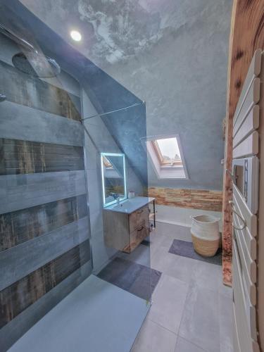 une salle de bain avec un lavabo et une baignoire dans l'établissement Aux Portes de Colmar Évasion sur la route des Vins , à 5 minutes de Colmar, à Ingersheim