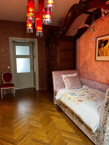 een slaapkamer met een bed en een stoel erin bij Le Papillon de Bohème in Praag