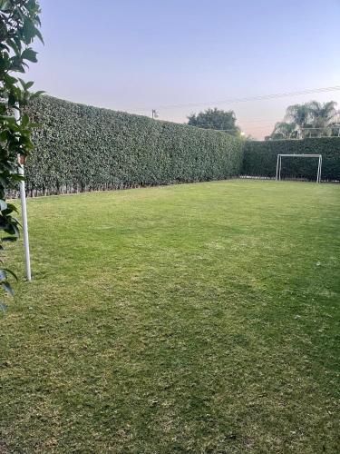 een voetbalveld met hek en voetbal bij Hermosa Casa Campestre Para 12 Personas in Los Sauces