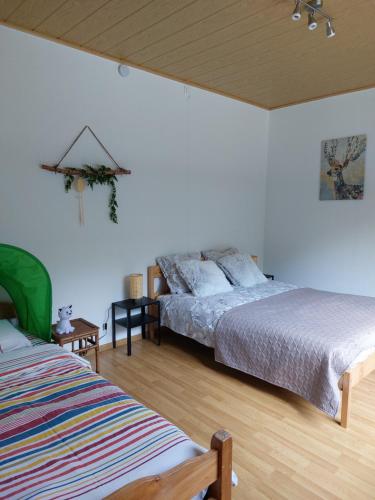 a bedroom with two beds in a room at Le refuge de la hoegne in Solwaster