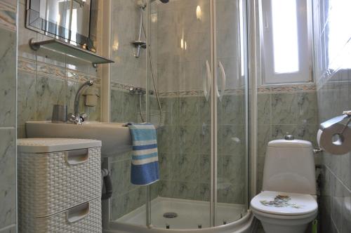 La salle de bains est pourvue d'une douche, d'un lavabo et de toilettes. dans l'établissement Dom gościnny "MONIKA"- 10 min do plaży,, à Kołobrzeg