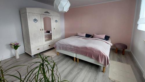 Ένα ή περισσότερα κρεβάτια σε δωμάτιο στο Apartament Emmi