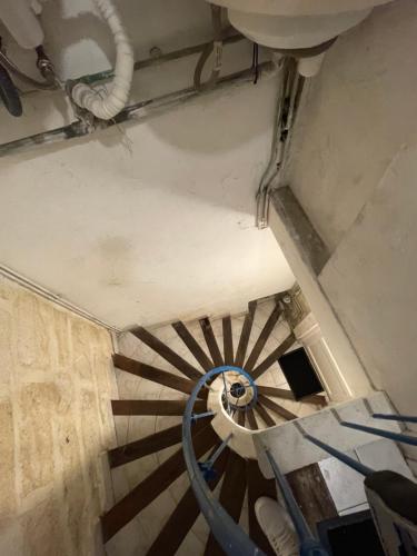 - une vue sur un escalier en colimaçon dans un bâtiment dans l'établissement Charmant T2, Centre Historique, Place des Carmes, à Avignon
