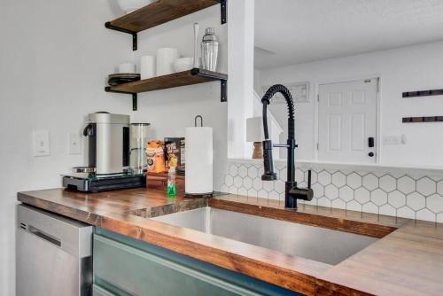 A kitchen or kitchenette at Magnolia House of N Charleston