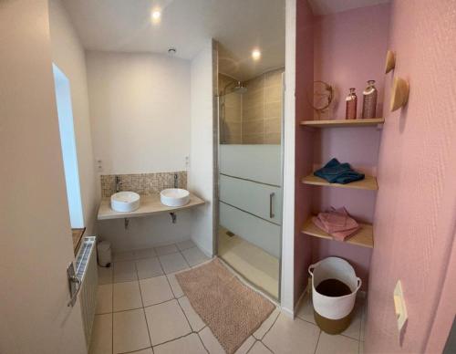 La petite salle de bains est pourvue d'une douche et d'un lavabo. dans l'établissement Chez Flo et Manon, à Balleroy