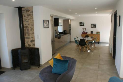 - un salon avec un canapé et une cuisinière dans l'établissement Gite La Cazarié - babyfoot, table pong pong, ,séjour patrimoine, nature,sportif, à Saint-Martin-Laguépie