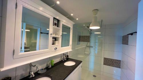 Bilik mandi di Ocean BreezeApartment: WakeUp 2 Sound of the Waves