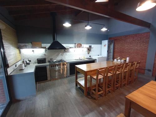 Virtuve vai virtuves zona naktsmītnē Escala Ezeiza Loft con desayuno