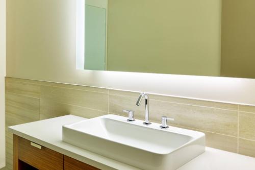 bagno con lavandino bianco e specchio di Element Basalt - Aspen a Basalt