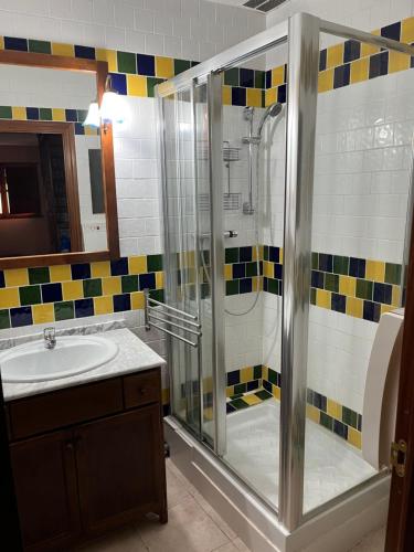uma casa de banho com um chuveiro e um lavatório. em Casa del Espliego 
