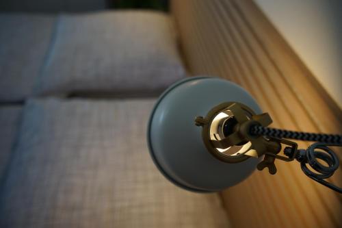 a light attached to a bedroom door with a bed at Klättes Ferienwohnung mit Garten in Zagelsdorf
