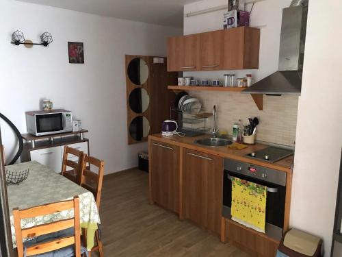 ソゾポルにあるАпартамент Хармонияのシンクとコンロのあるキッチン トップオーブン